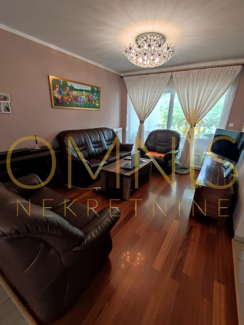 KOSTRENA – AMPIO APPARTAMENTO SU DUE LIVELLI CON GIARDINO E PARCHEGGIO