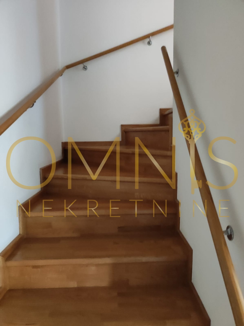 KOSTRENA – AMPIO APPARTAMENTO SU DUE LIVELLI CON GIARDINO E PARCHEGGIO