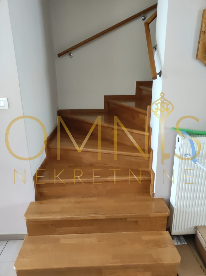 KOSTRENA – AMPIO APPARTAMENTO SU DUE LIVELLI CON GIARDINO E PARCHEGGIO