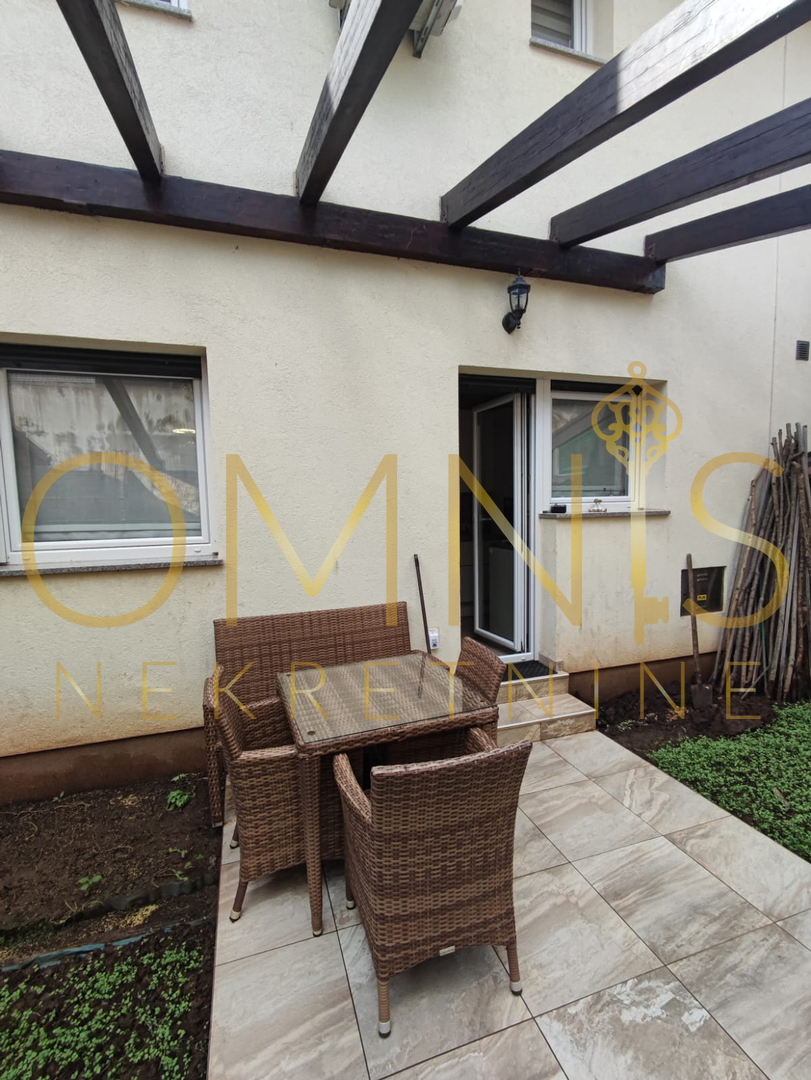 KOSTRENA – AMPIO APPARTAMENTO SU DUE LIVELLI CON GIARDINO E PARCHEGGIO