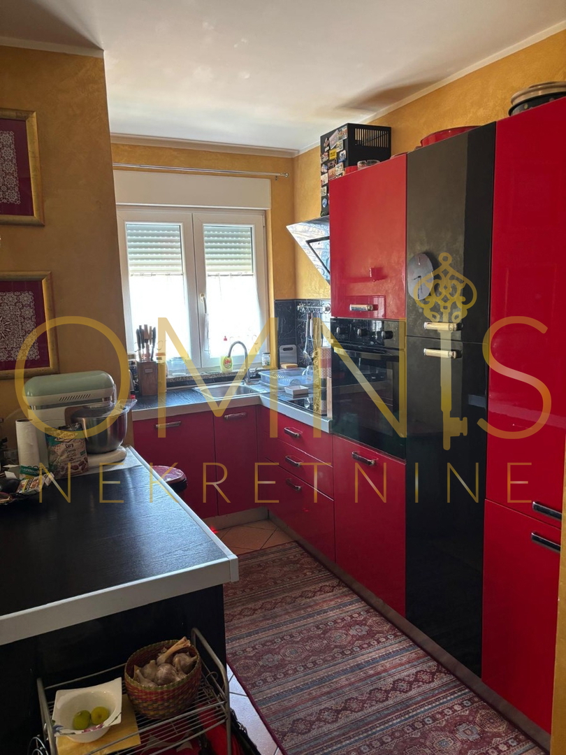 RIJEKA – SRDOČI, appartamento su due piani di 86 m² con balcone e posto auto