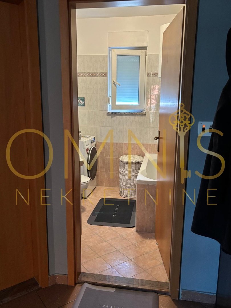 RIJEKA – SRDOČI, appartamento su due piani di 86 m² con balcone e posto auto