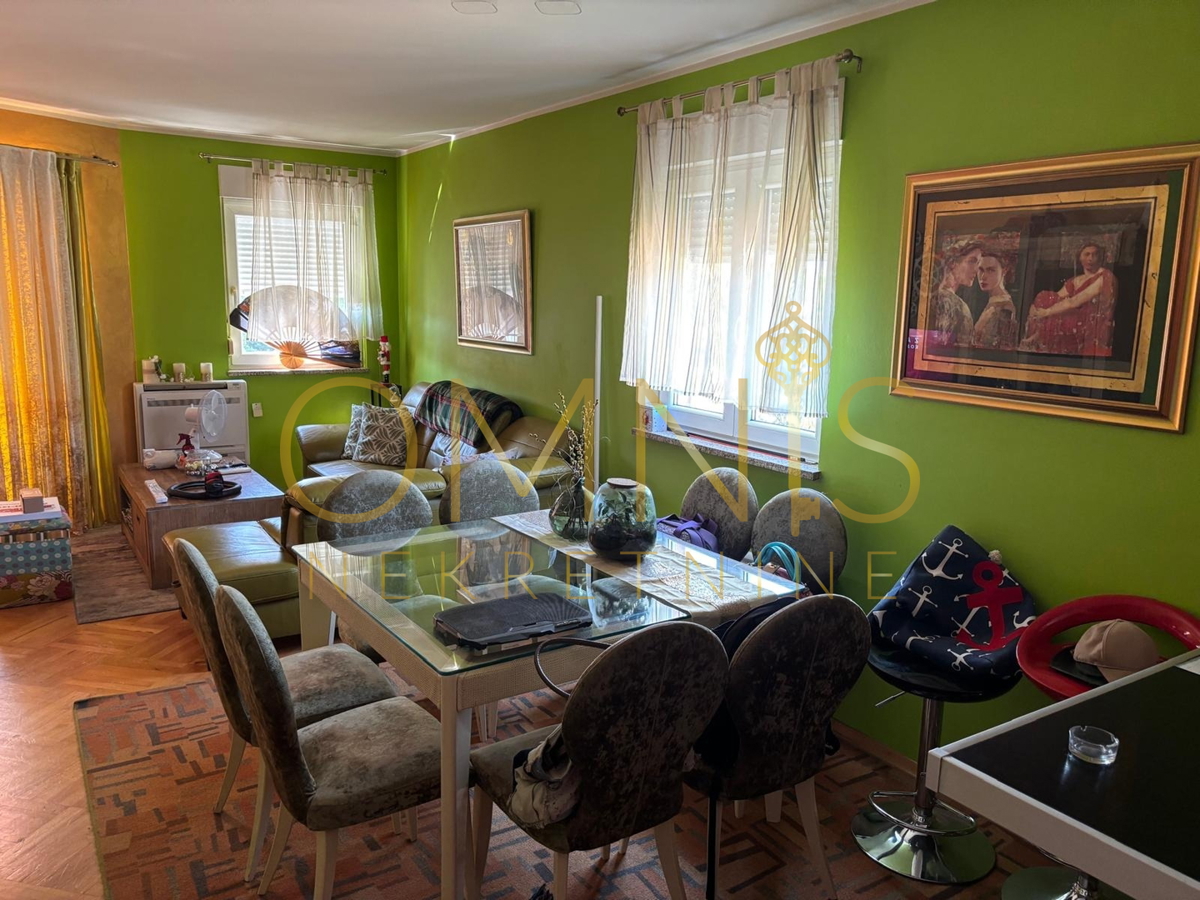 RIJEKA – SRDOČI, appartamento su due piani di 86 m² con balcone e posto auto