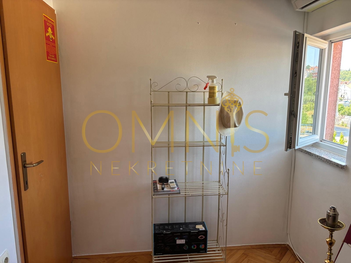 RIJEKA – SRDOČI, appartamento su due piani di 86 m² con balcone e posto auto