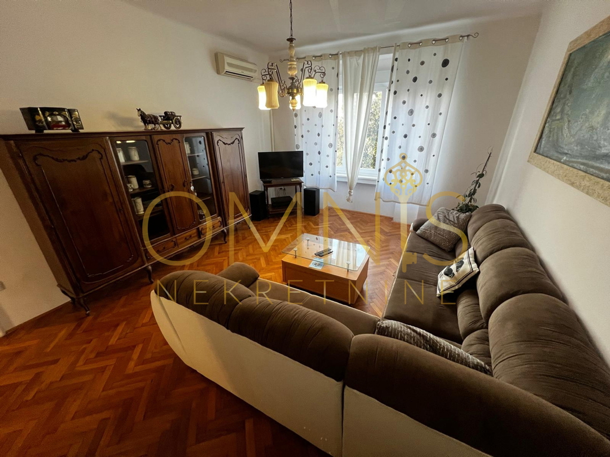 Rijeka, Sušak, appartamento trilocale con soggiorno in affitto