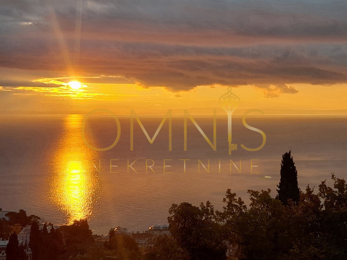 OPATIJA – Appartamento con due camere da letto, soggiorno, vista mare, balcone e posto auto