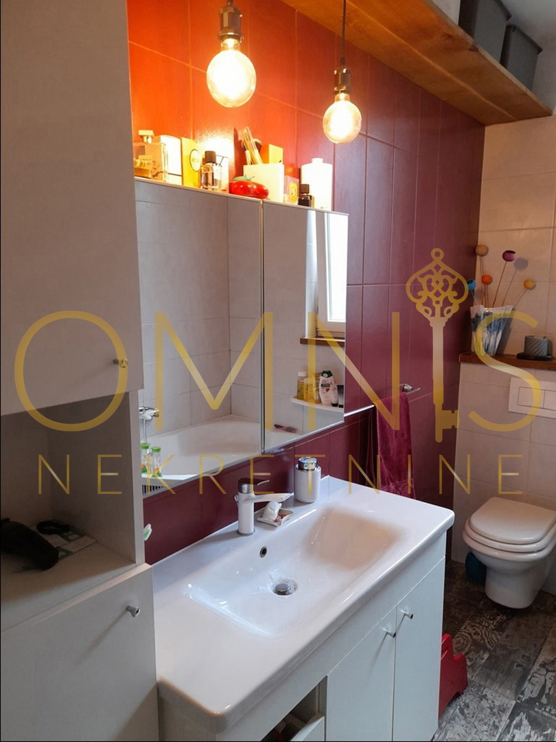 OPATIJA – Appartamento con due camere da letto, soggiorno, vista mare, balcone e posto auto