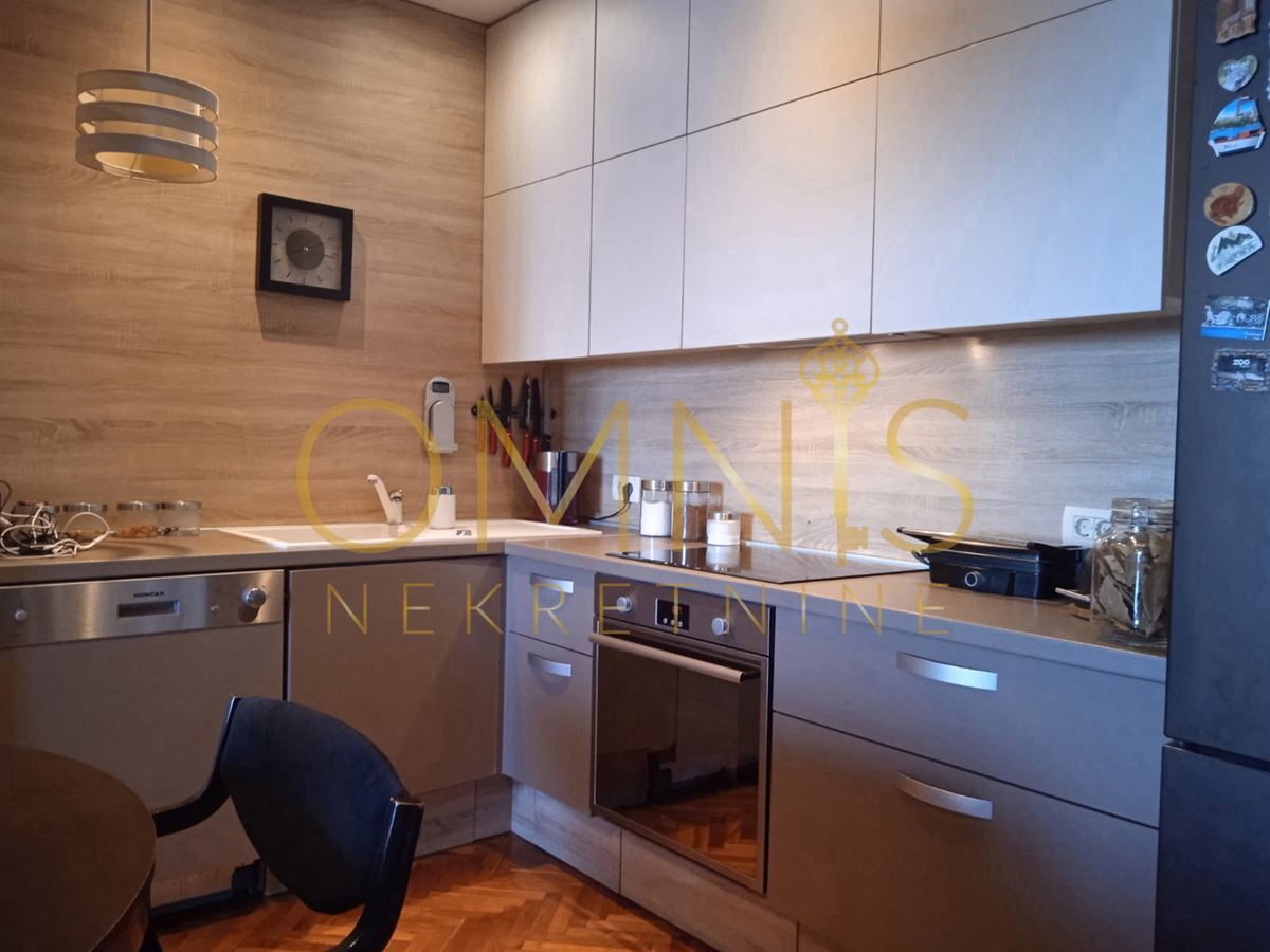 OPATIJA – Appartamento con due camere da letto, soggiorno, vista mare, balcone e posto auto