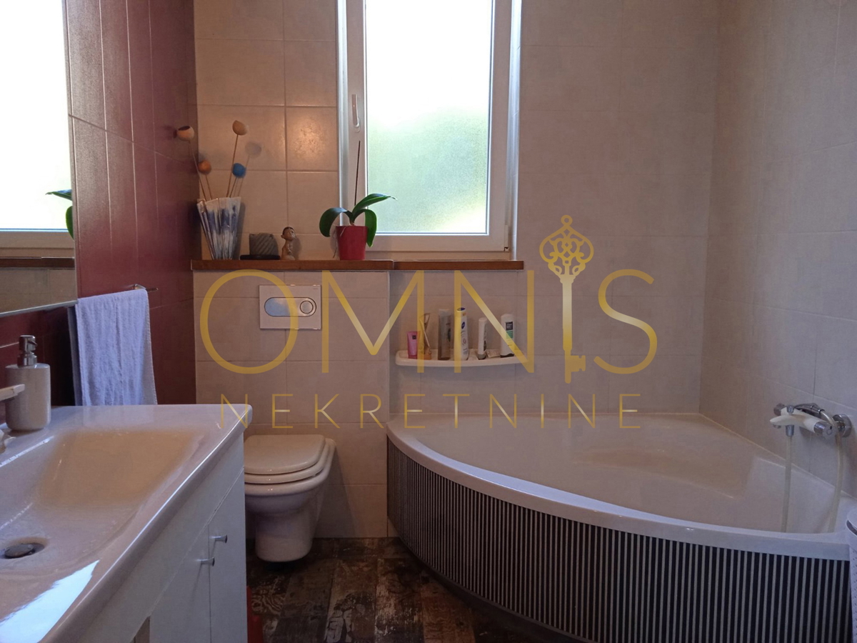 OPATIJA – Appartamento con due camere da letto, soggiorno, vista mare, balcone e posto auto