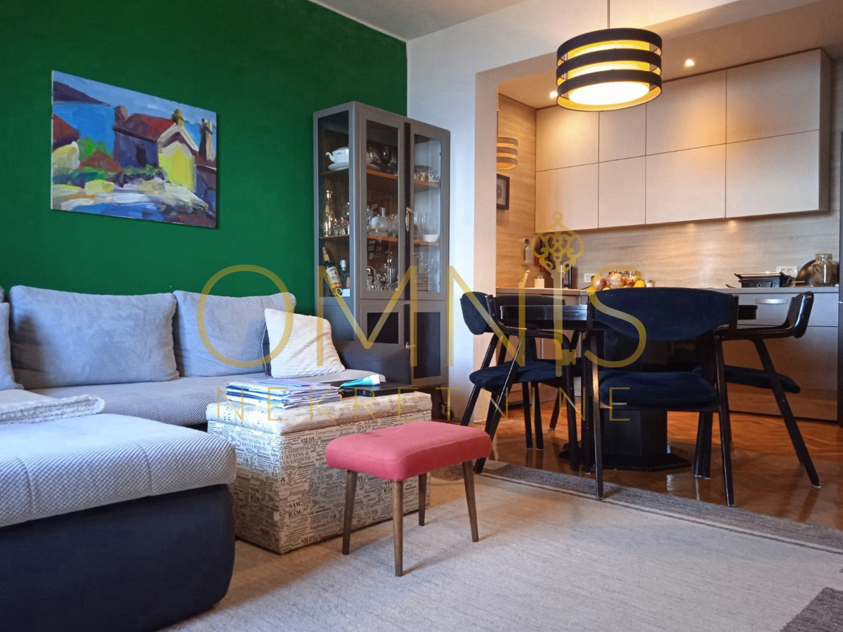 OPATIJA – Appartamento con due camere da letto, soggiorno, vista mare, balcone e posto auto