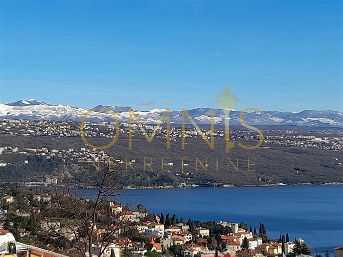 OPATIJA – Appartamento con due camere da letto, soggiorno, vista mare, balcone e posto auto