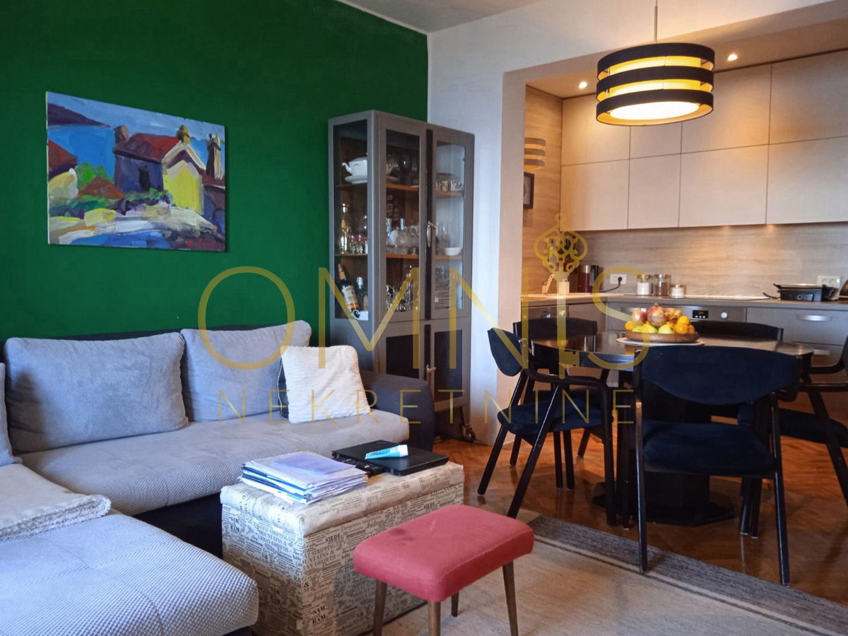 OPATIJA – Appartamento con due camere da letto, soggiorno, vista mare, balcone e posto auto