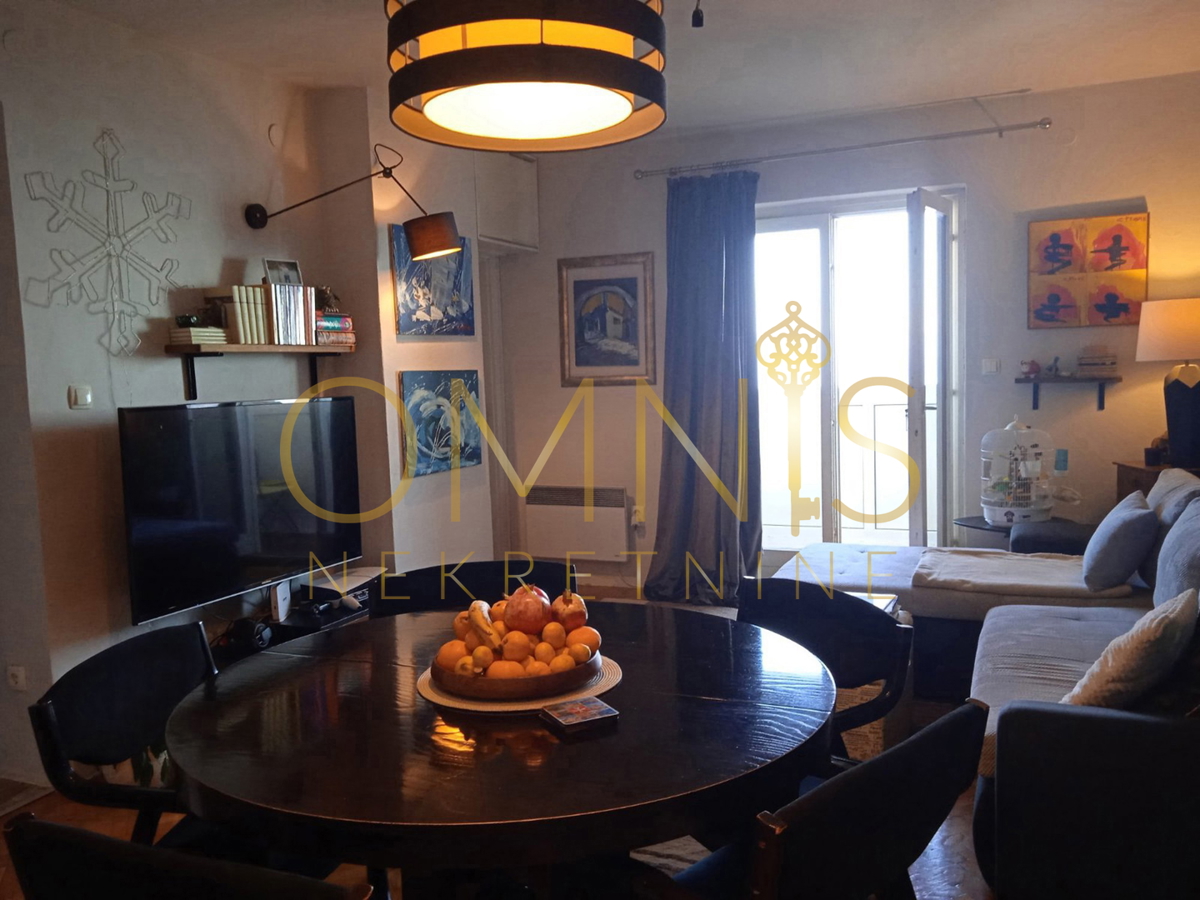 OPATIJA – Appartamento con due camere da letto, soggiorno, vista mare, balcone e posto auto