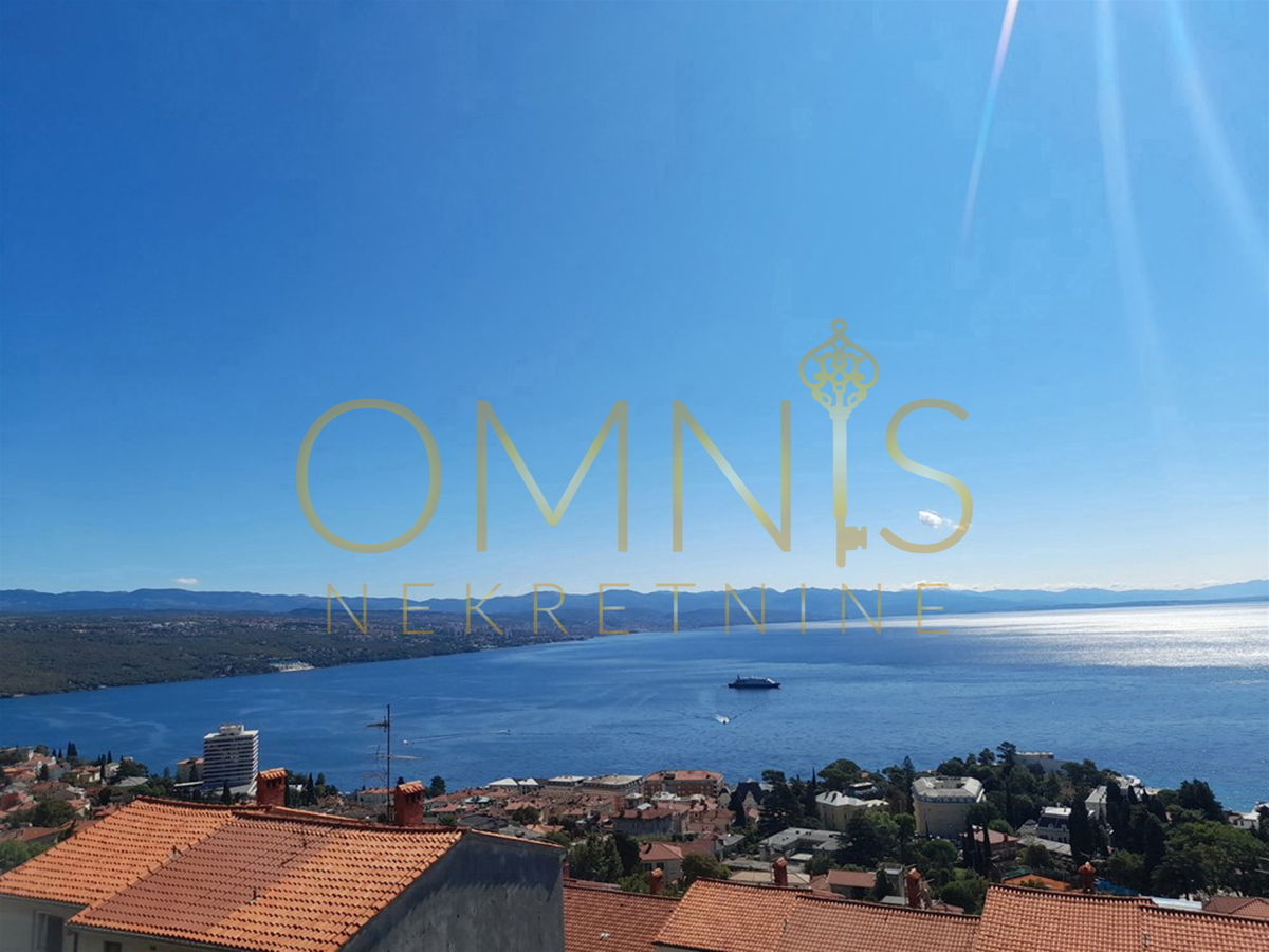 OPATIJA – Appartamento con due camere da letto, soggiorno, vista mare, balcone e posto auto