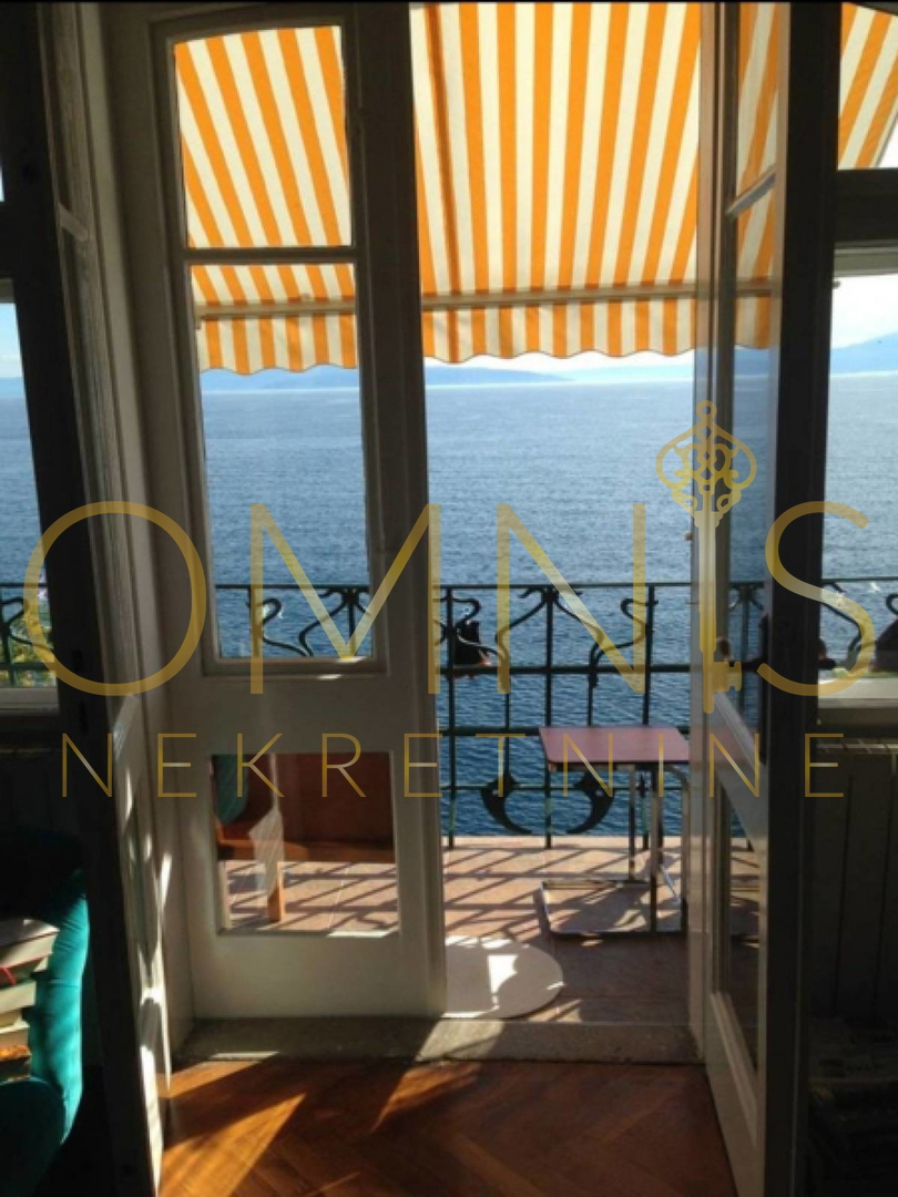 In vendita appartamento trilocale fronte mare – Fiume, 110 m²