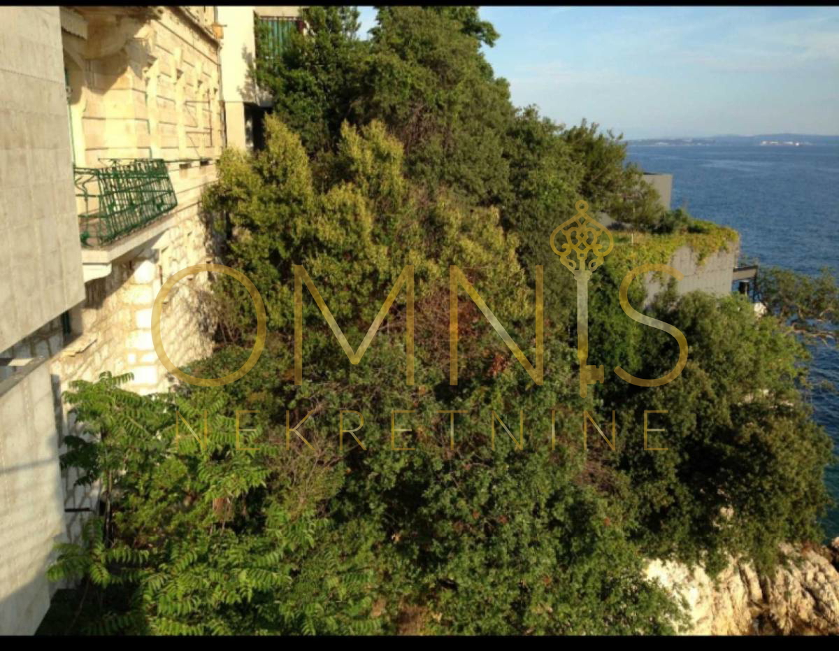 In vendita appartamento trilocale fronte mare – Fiume, 110 m²