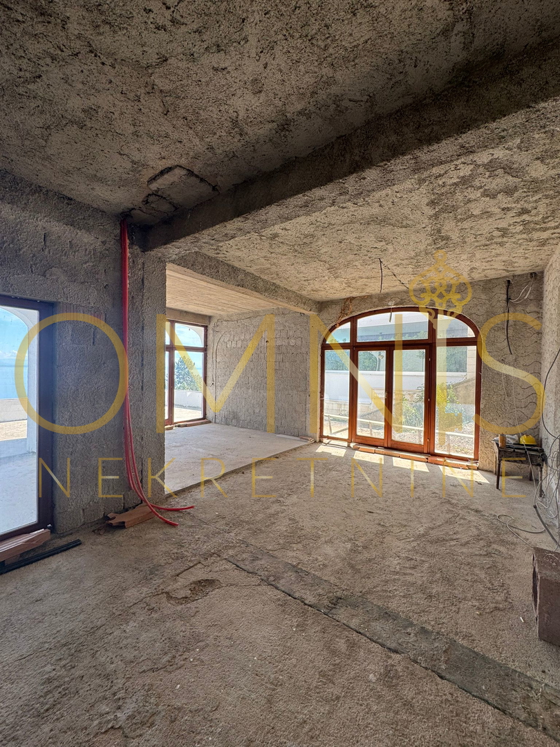 Appartamento in grezzo nel seminterrato e al piano terra con vista aperta sul mare