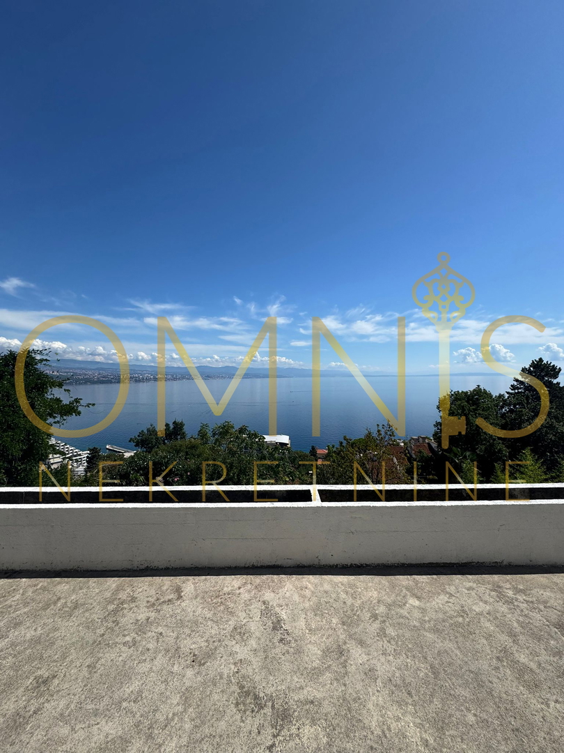 Appartamento in grezzo nel seminterrato e al piano terra con vista aperta sul mare