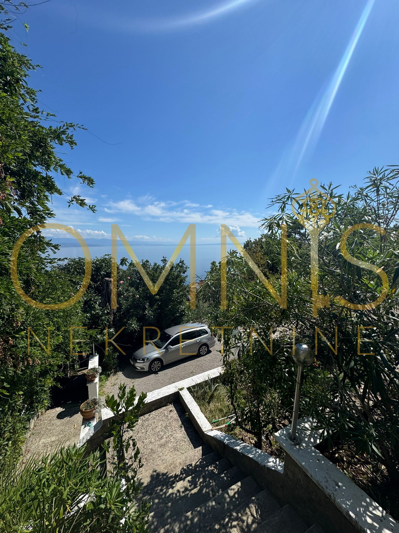 Appartamento in grezzo nel seminterrato e al piano terra con vista aperta sul mare