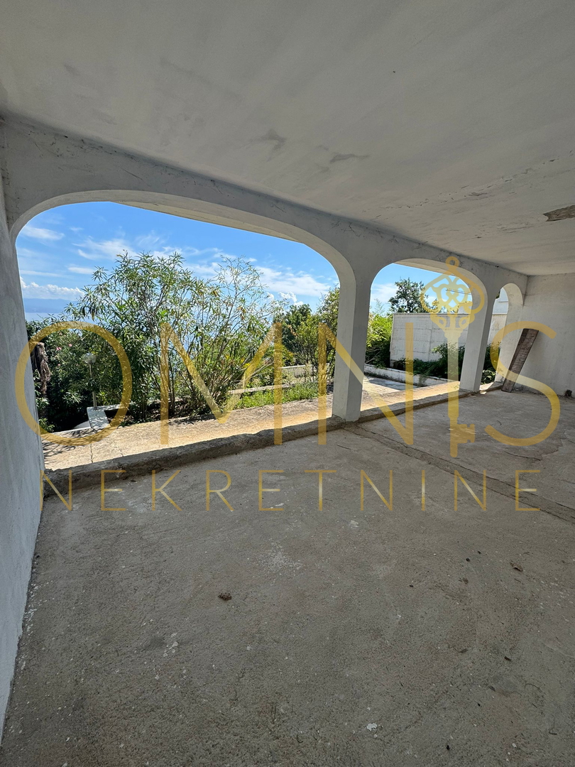 Appartamento in grezzo nel seminterrato e al piano terra con vista aperta sul mare