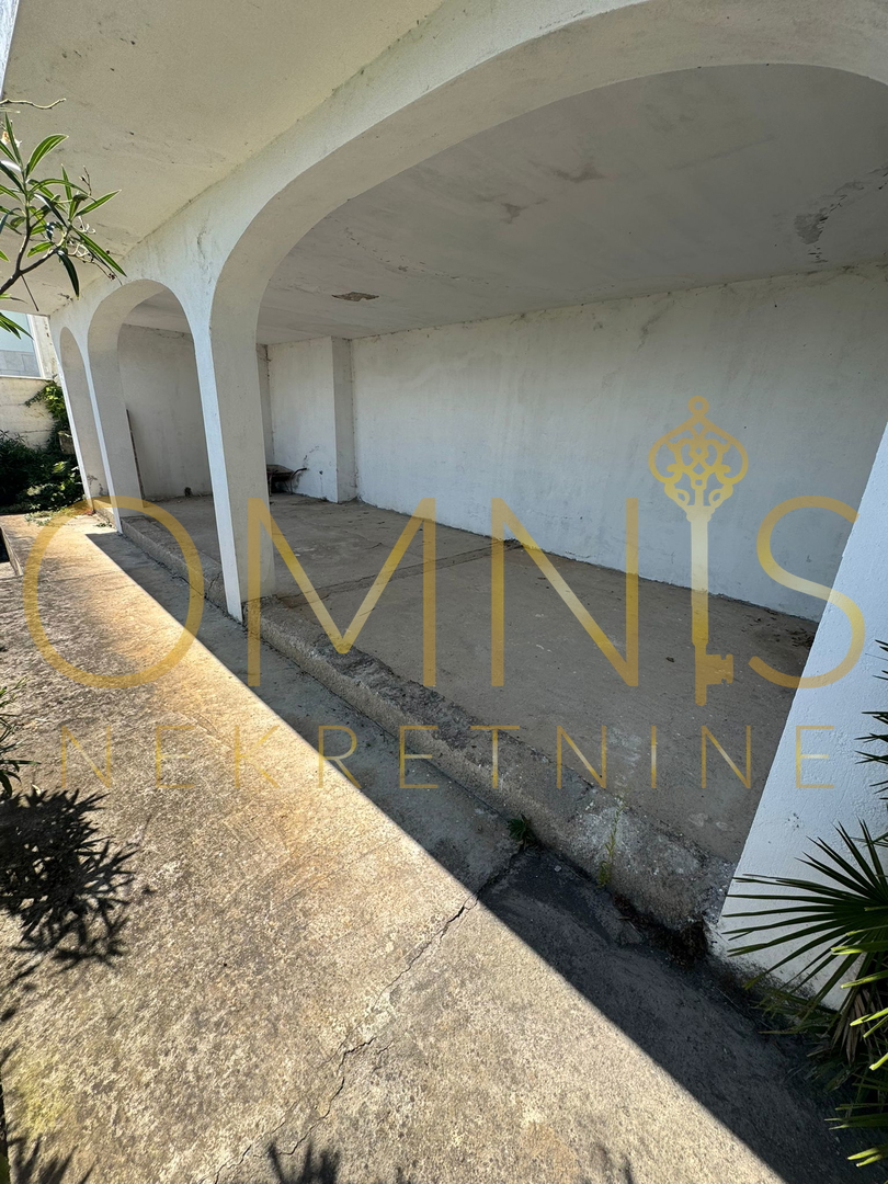 Appartamento in grezzo nel seminterrato e al piano terra con vista aperta sul mare