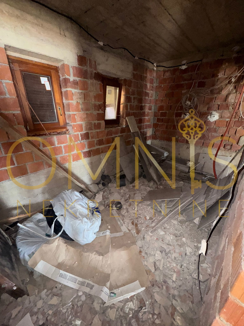 Appartamento in grezzo nel seminterrato e al piano terra con vista aperta sul mare