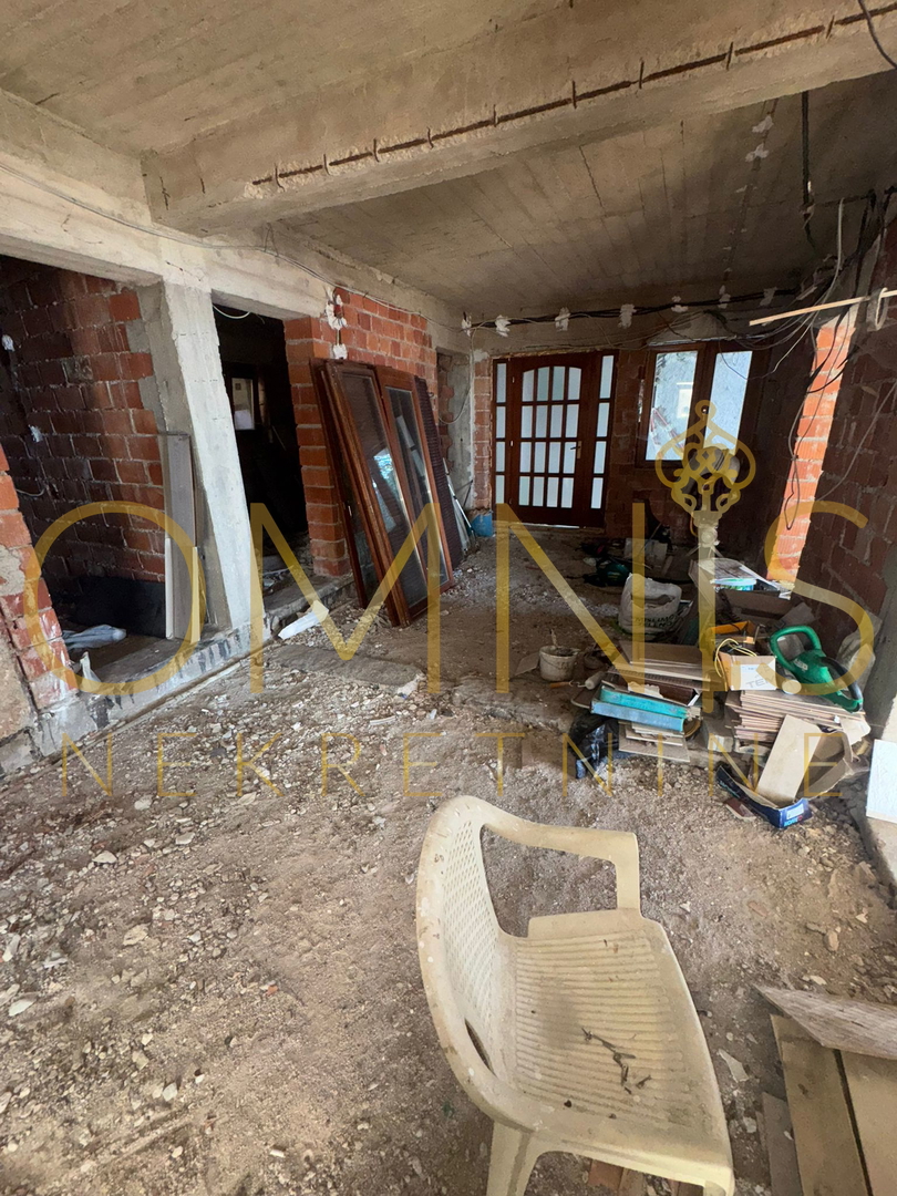 Appartamento in grezzo nel seminterrato e al piano terra con vista aperta sul mare