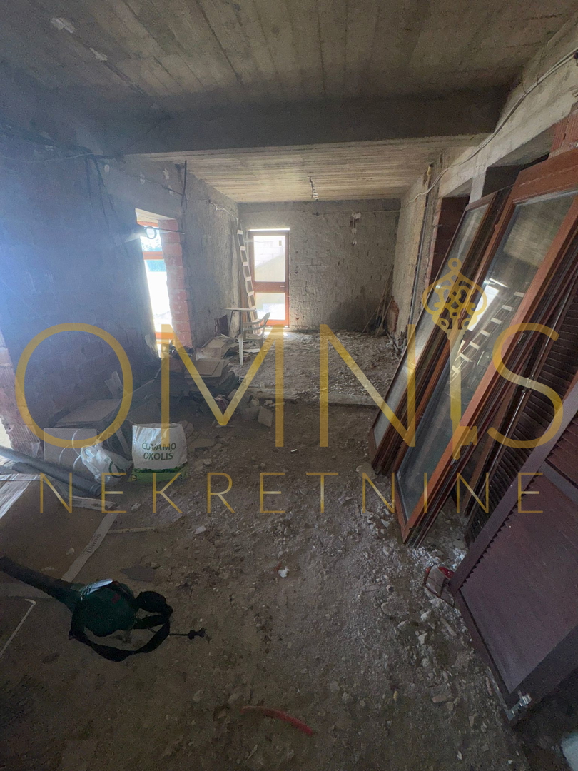 Appartamento in grezzo nel seminterrato e al piano terra con vista aperta sul mare