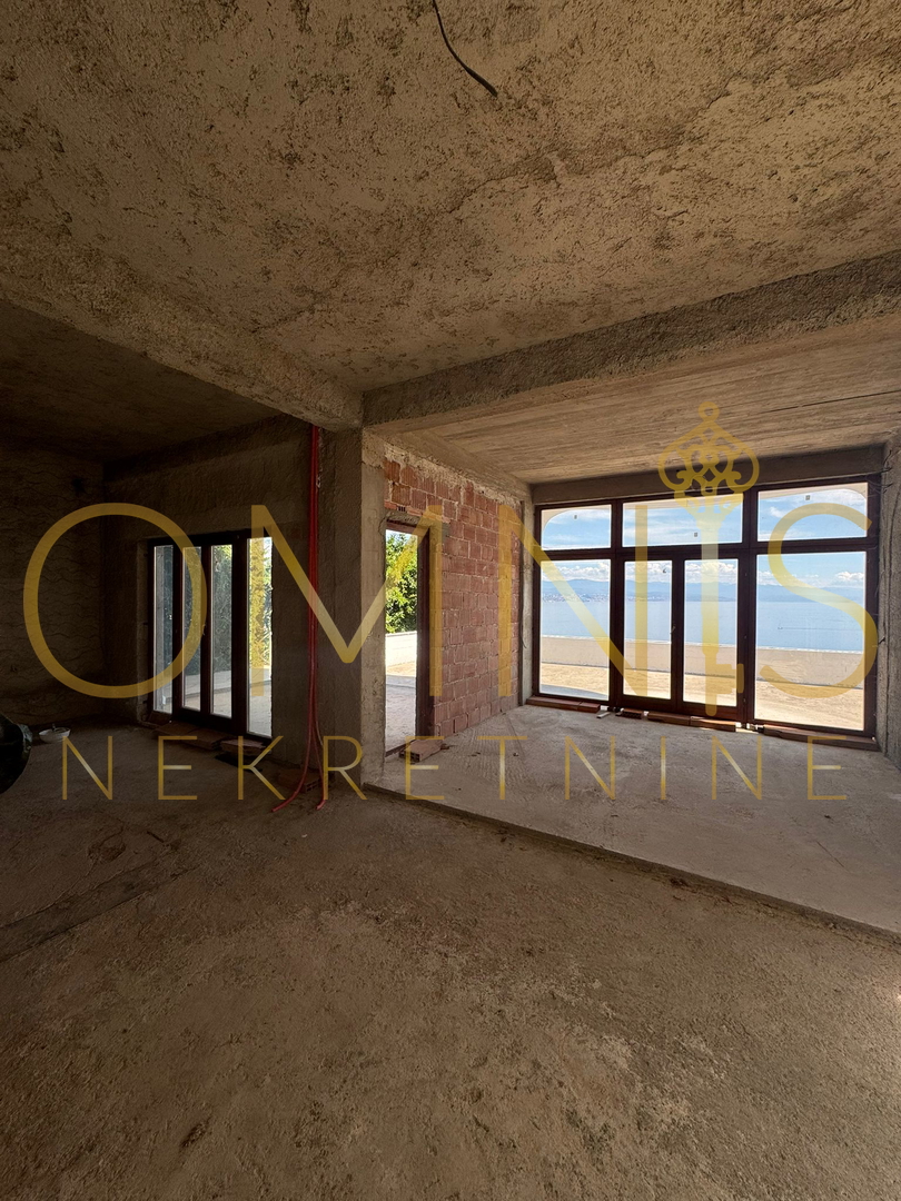 Appartamento in grezzo nel seminterrato e al piano terra con vista aperta sul mare