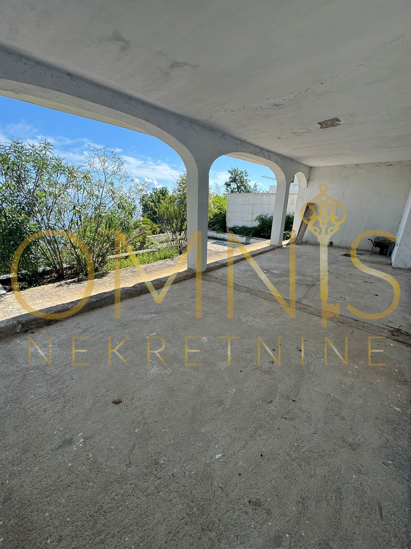 Appartamento in grezzo nel seminterrato e al piano terra con vista aperta sul mare