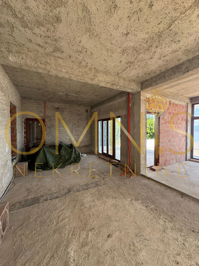 Appartamento in grezzo nel seminterrato e al piano terra con vista aperta sul mare