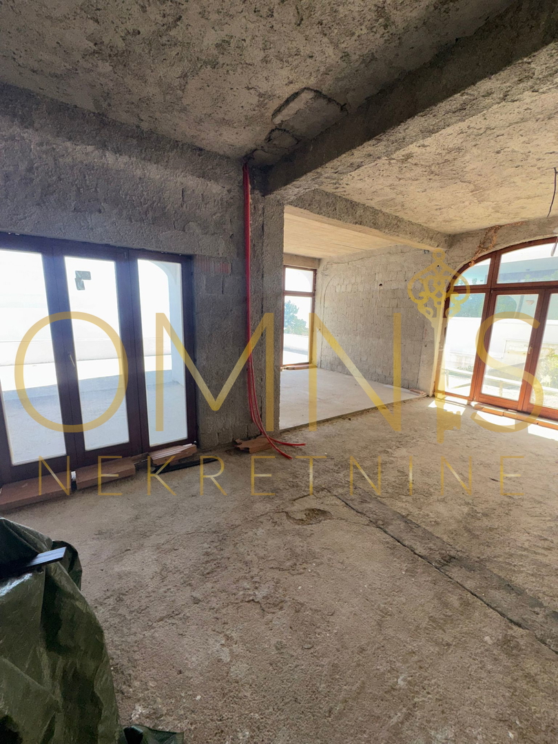 Appartamento in grezzo nel seminterrato e al piano terra con vista aperta sul mare