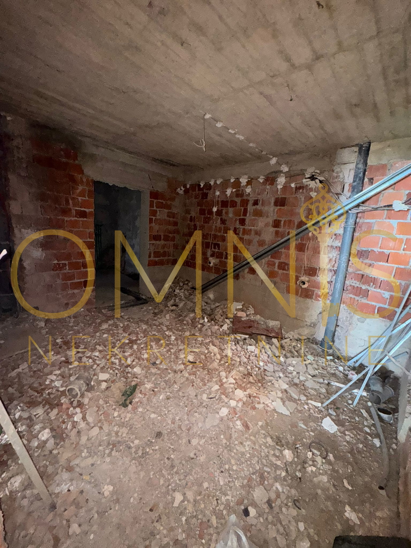 Appartamento in grezzo nel seminterrato e al piano terra con vista aperta sul mare