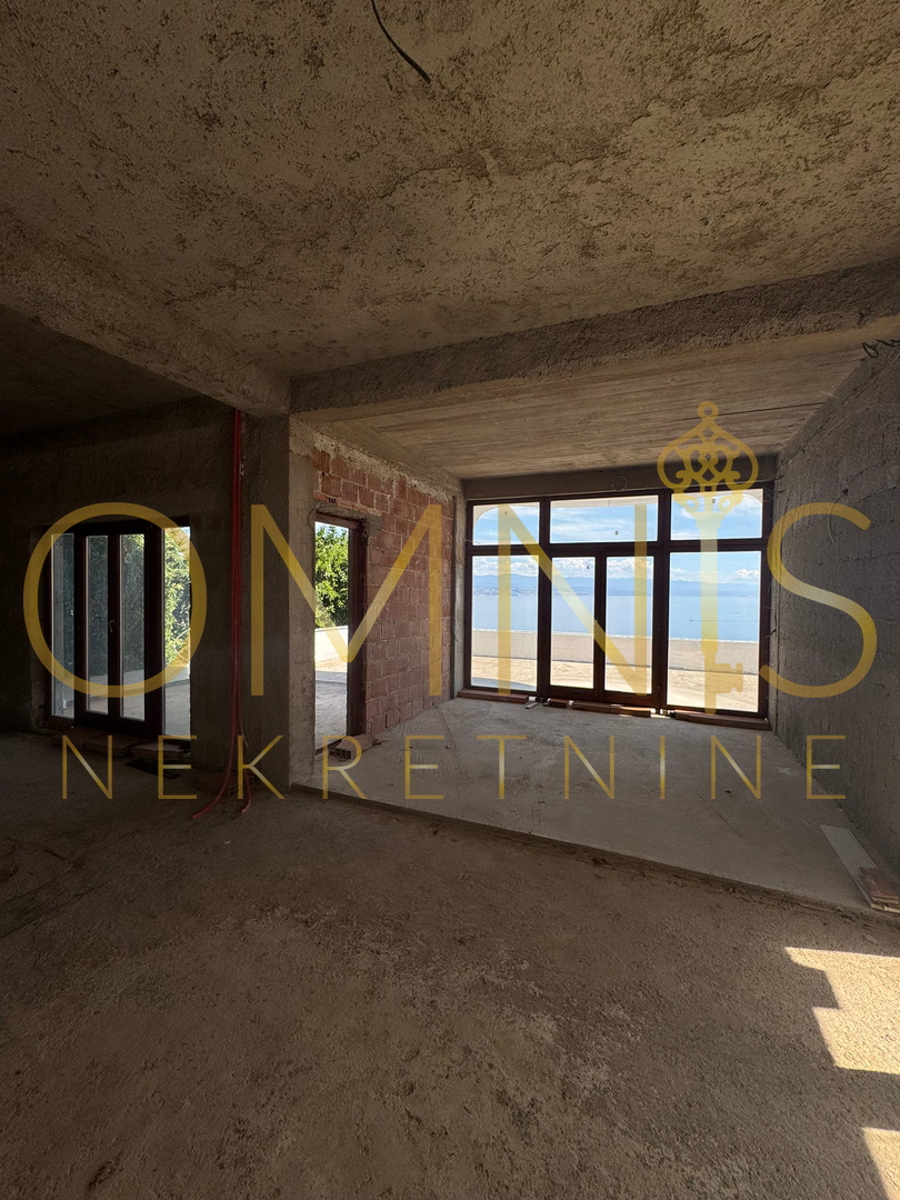 Appartamento in grezzo nel seminterrato e al piano terra con vista aperta sul mare