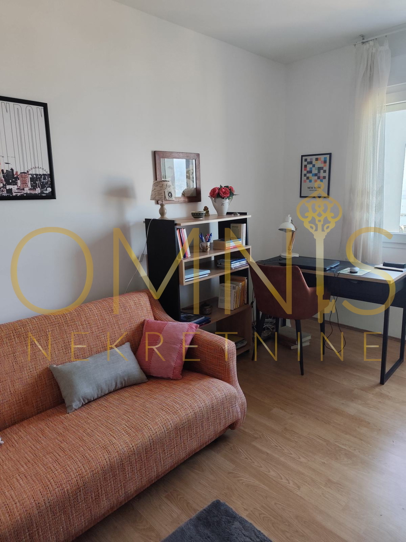 RIJEKA – BELVEDERE, monolocale con terrazzo, 58 m², vista panoramica, loggia