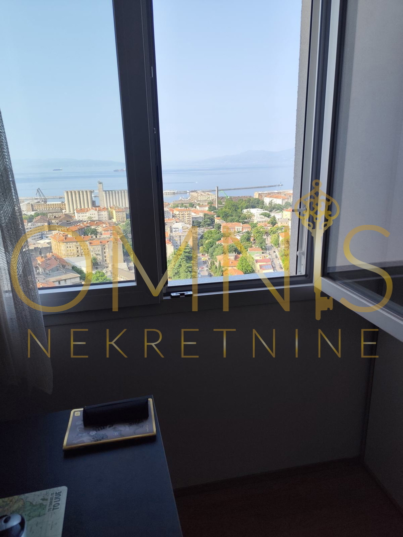 RIJEKA – BELVEDERE, monolocale con terrazzo, 58 m², vista panoramica, loggia