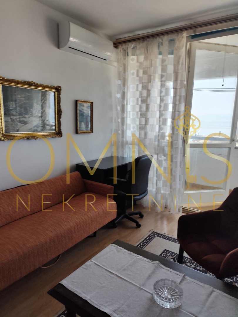 RIJEKA – BELVEDERE, monolocale con terrazzo, 58 m², vista panoramica, loggia