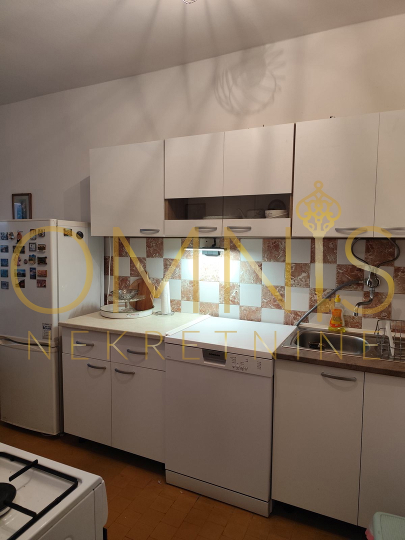 RIJEKA – BELVEDERE, monolocale con terrazzo, 58 m², vista panoramica, loggia