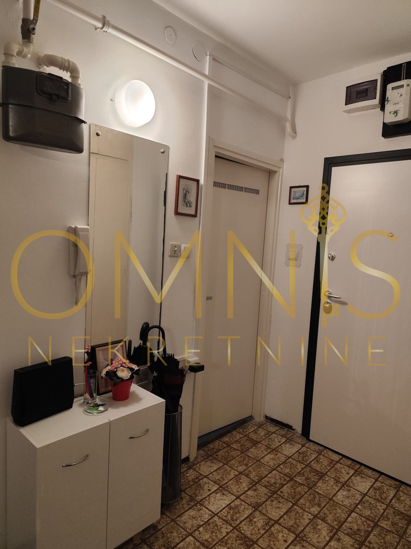 RIJEKA – BELVEDERE, monolocale con terrazzo, 58 m², vista panoramica, loggia