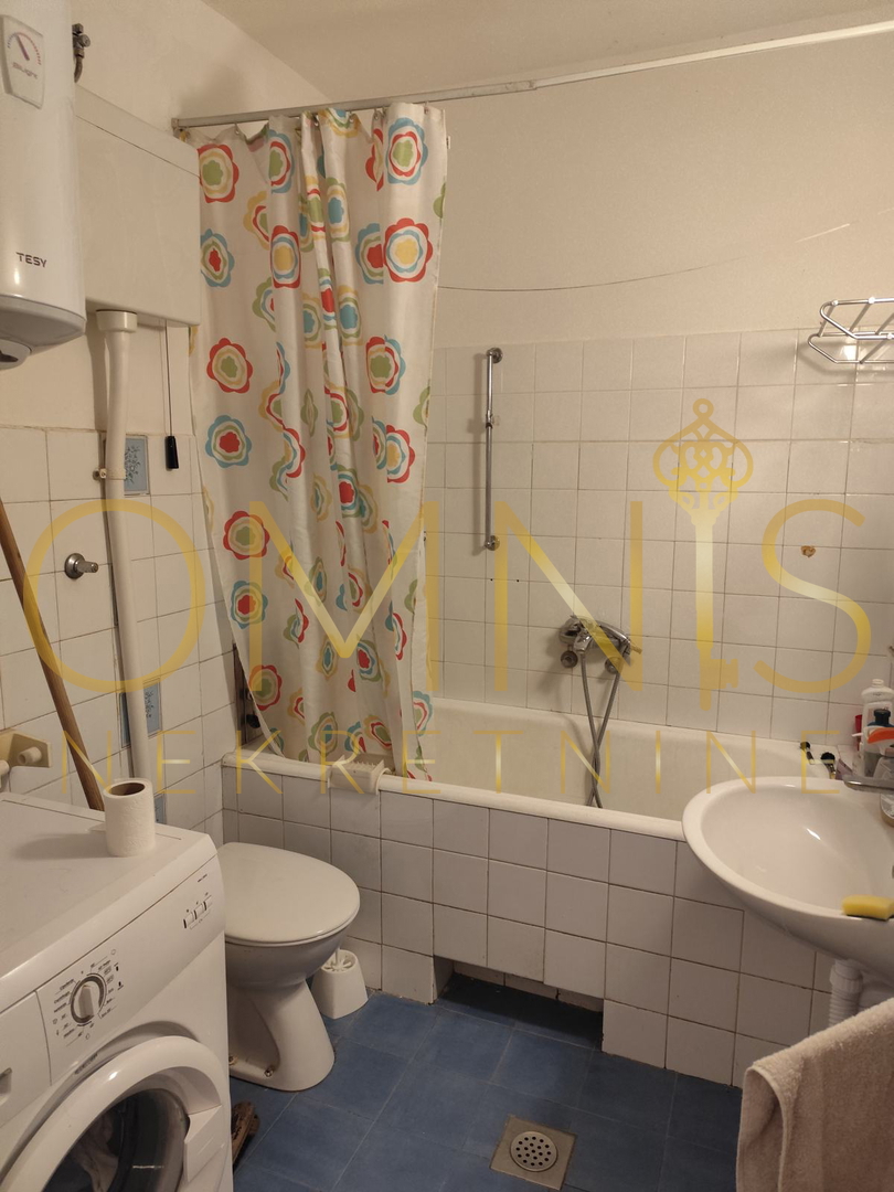 RIJEKA – BELVEDERE, monolocale con terrazzo, 58 m², vista panoramica, loggia