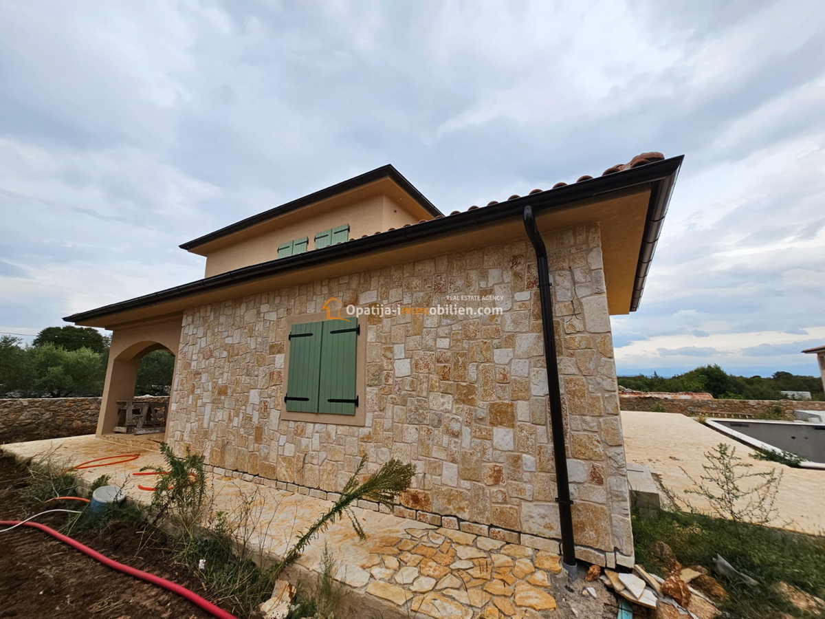 NUOVA VILLA 250 M2 CON PISCINA - ISOLA DI KRK