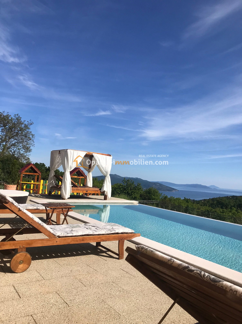 VILLA CON PISCINA CON VISTA MARE APERTA