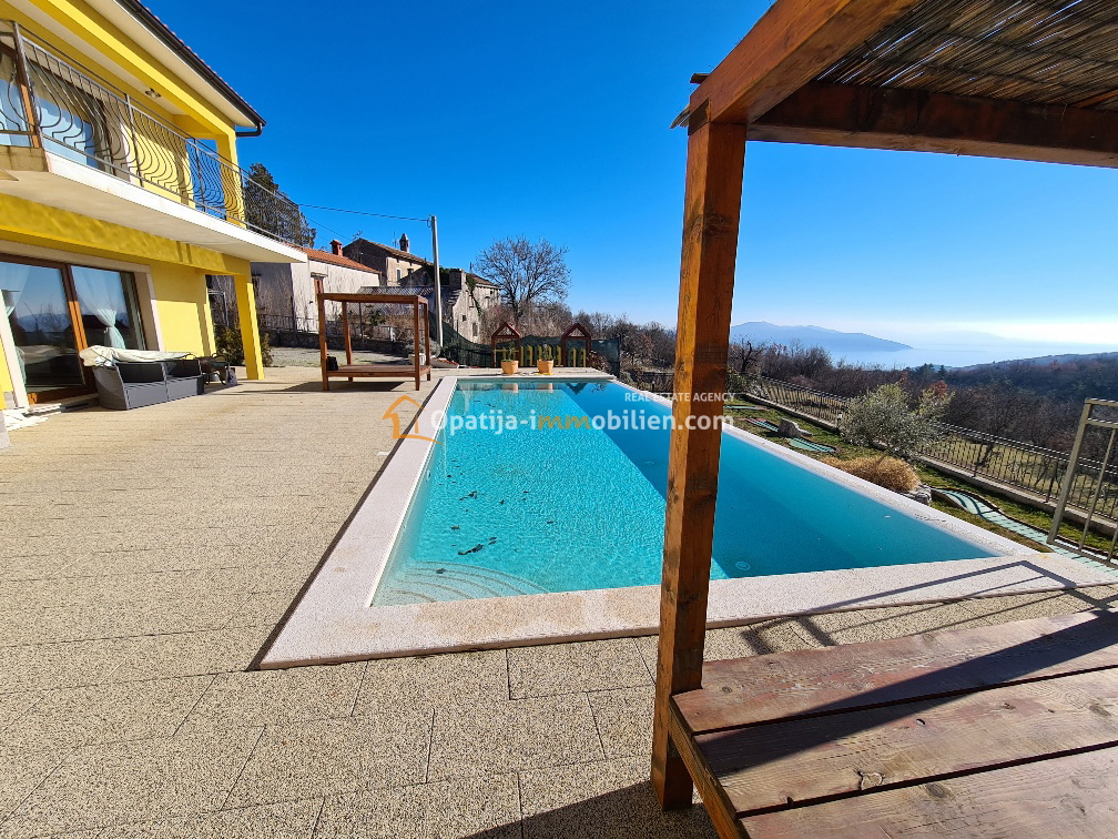 VILLA CON PISCINA CON VISTA MARE APERTA