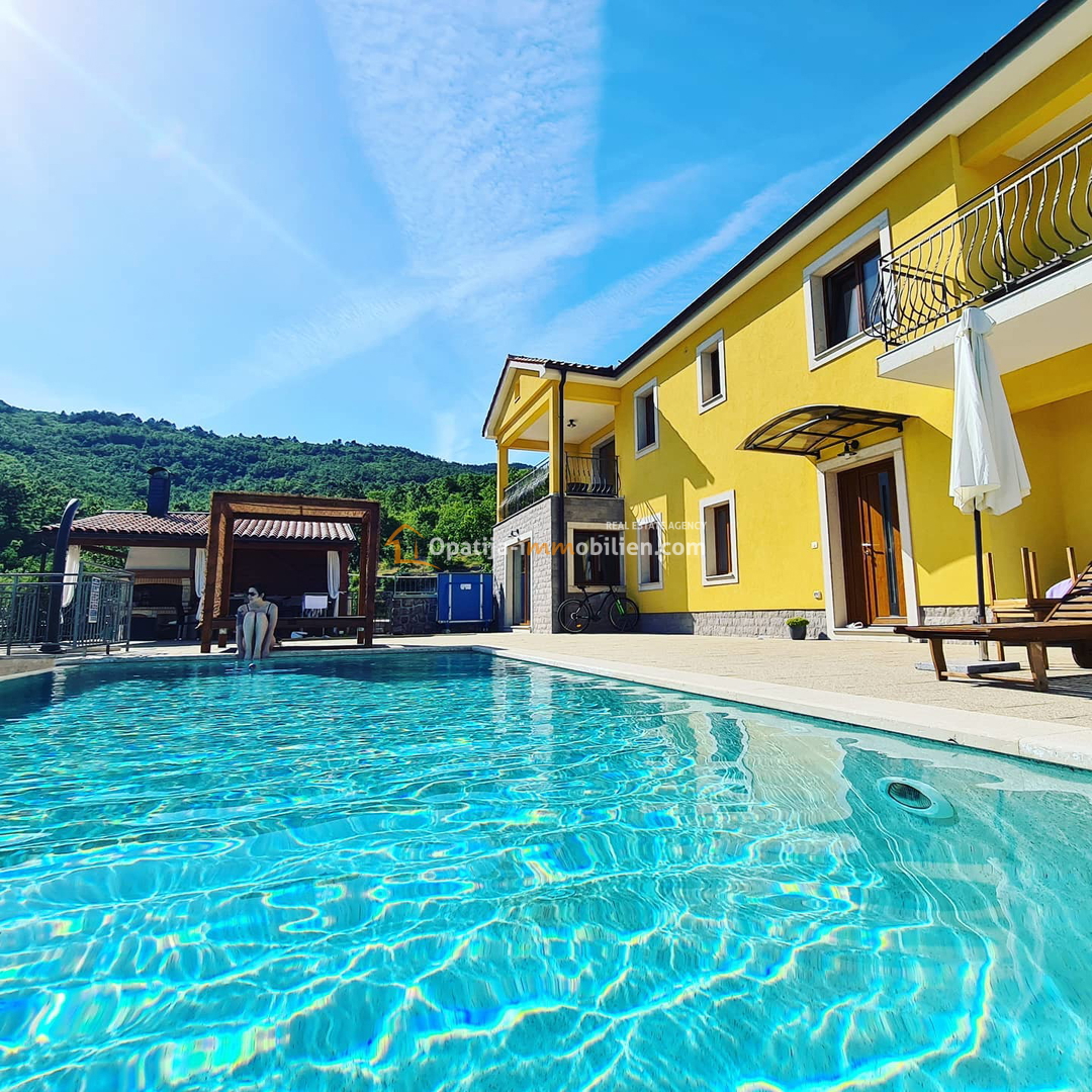 VILLA CON PISCINA CON VISTA MARE APERTA