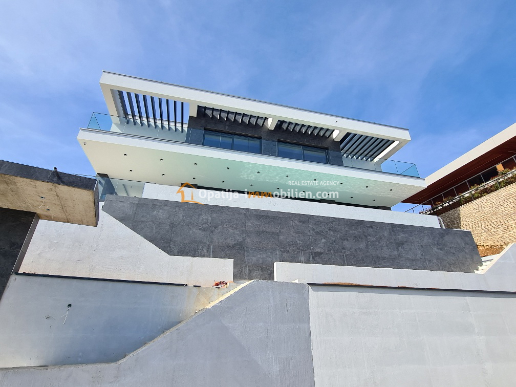 NUOVA VILLA CON PISCINA-OPATIJA RIVIERA-MOŠĆENIČKA DRAGA