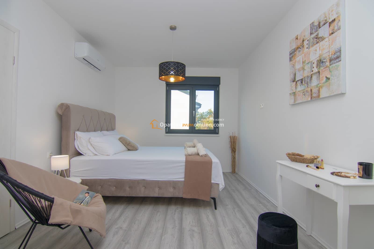 NUOVA LUSSUOSA VILLA CON PISCINA 160 M2