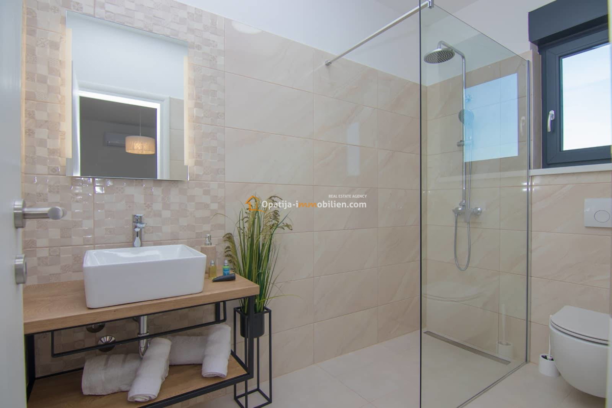 NUOVA LUSSUOSA VILLA CON PISCINA 160 M2