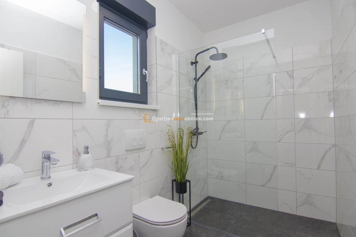 NUOVA LUSSUOSA VILLA CON PISCINA 160 M2