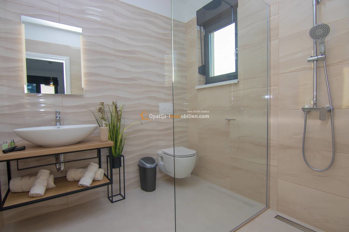 NUOVA LUSSUOSA VILLA CON PISCINA 160 M2