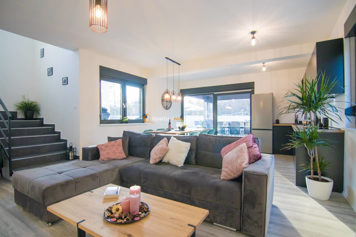NUOVA LUSSUOSA VILLA CON PISCINA 160 M2
